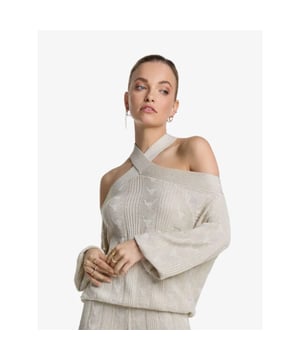 
De Alix The Label Bull Jacquard Cross Neck in Ecru heeft een all over lurex gouden draadje er doorheen. Combineer de trui samen met de bijpassende Alix The Label broek.