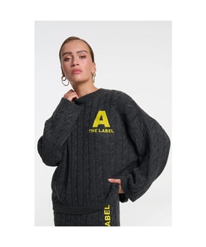 
Kleur: ANTRACITE MELANGE <br>
Materiaal: 100% katoen<br>
Model is 1.76m en draagt maar S
