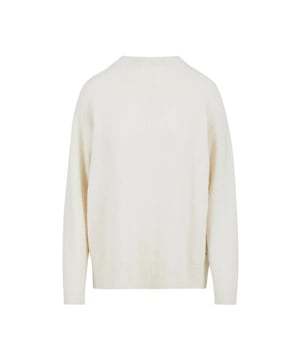
Stijlvol en comfy, deze boucle trui van Coster Copenhagen. De witte trui heeft een opstaande kraag, lange mouwen en ribdetails bij de hals. De zachte trui is gemaakt van duurzame materialen.
Combineer de trui met de grijze jeans van Homage. Ook leuk om de trui te combineren met het grijze denim gilet van Homage.
Materiaal: 42% katoen, 26% seawool, 25% gerecycled polyester, 4% wol, 3% elastaan.%