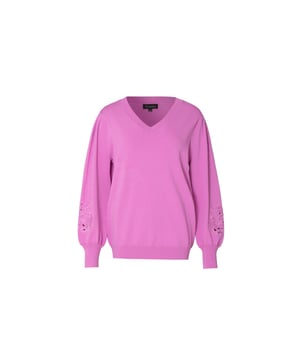 
Comfortable fun, is hoe we de Briana trui kunnen omschrijven. Deze trui heeft namelijk een easyfit model met een rijke broderie op de mouwen. Extra details zijn: Opengewerkte mouwen Easy fit model Vhals Fijn gebreide truiMateriaal:65% Rayon  35% NylonWasvoorschrift:Machinewas max. Fijnwas 30 graden Celsius. Niet in droger