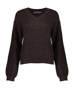
Deze gebreide trui in warmbruin van Geisha geeft je outfit direct een verfijnde twist dankzij subtiel ingebreide lurex en sierlijke kleine pailletten die licht vangen zonder te schreeuwen. De V-hals tekent het bovenlijf elegant en nodigt uit tot laagjes of juist een minimalistische look, terwijl de normale pasvorm ruimte biedt om moeiteloos te bewegen en er verzorgd uit te zien. Het mixmateriaal van acryl, polyester en een vleugje elastane zorgt voor veerkracht en een zachte structuur die zijn vorm behoudt, ook na meerdere dragen. De boorden aan mouwuiteinden en zoom geven net dat beetje afwerking waardoor de trui chic oogt bij zowel jeans als een chino. Dankzij de doordachte stofkeuze voelt het model licht op het lichaam en toch warm, ideaal voor dagen waarop je stijl en gemak wilt combineren.