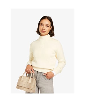
De Josh V Gaby dames trui in de kleur Cocoon White is een comfortabele coltrui die eindeloos gecombineerd kan worden. Ga voor een casual look en combineer de coltrui met een jeans en sneakers. Of ga voor een office look en combineer de trui met een mooie pantalon en oversized blazer en heels. De coltrui is gemaakt van een fijngebreide wolmix. De Josh V branded knopen op de schouder en het fluweelachtige logo aan de voorzijde maken de trui uniek.