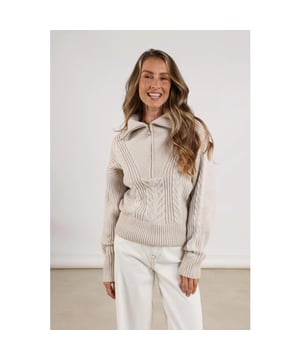 
<p>De Clair Pullover heeft een losse pasvorm en een opvallende rits in de hals voor een casual, sportieve uitstraling. Combineer de trui met een off-white jeans voor een frisse, moderne look.</p><br>Kleur: sand <br>
Materiaal: 26% PBT, 16% Nylon, 58% Acryl