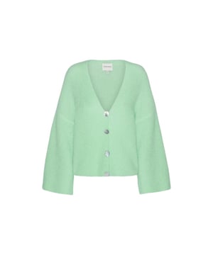 
<span>Dromerige cardigan in prachtige kleuren. V-hals met parelmoerknopen die mooi veranderen van kleur. Uitlopende mouw met vallende schouder en een iets korter einde. Ongelooflijk zacht van kwaliteit en een must-have voor de lente.</span>