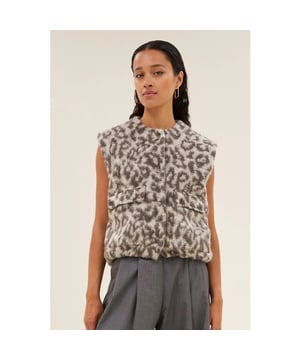
Kleur: leopard print <br>
Materiaal: 65% wool, 20% polyester, 15% mohair<br>
Het model is 1,78m en draagt maat S
