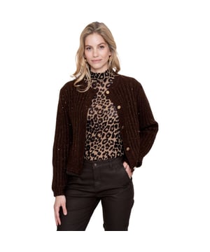 
Dit gebreide vest van Geisha in warme bruintinten voelt door de zachte mix van wol, polyester, nylon en elastan luxe en speels tegelijk. De ronde hals en het recht model geven een rustige uitstraling, terwijl de subtiele ingebreide lurex en kleine pailletjes iedere beweging licht laten glanzen. Het normale model sluit mooi aan en draagt als een vertrouwde laag over een blouse of top. De ribbelstructuur geeft textuur en diepte, waardoor het vest zowel casual als netter combineert. De luxe knopensluiting maakt het geheel af en nodigt uit om te variëren met open of gesloten dragen. Doordat het materiaal iets meerekt behoudt het vest zijn vorm en draagt het zacht tegen de huid. Draag het over een pantalon of jeans voor een doordachte look die warmte en karakter toevoegt.