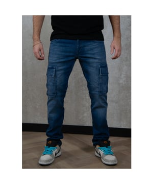 
De Arnold Comfort Tapered Fit jeans van Antony Morato is een echte eyecatcher. De cargo look maakt deze broek uniek en praktisch tegelijk. De twee extra zakken op de benen maken deze broek praktisch maar toch stylish.Materiaal: 97% katoen en 3% elastaanPasvorm: Tapered fitWasvoorschrift: 40 graden in de wasmachine | Niet in de drogerOns model draagt maat 31