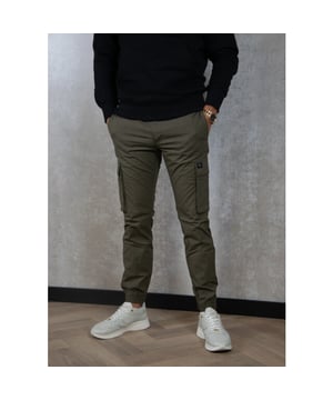
De Skinny Cargo van Calvin Klein Jeans is een mooie cargo jeans die perfect pas bij een streetstyle look. De broek is stijlvol en ook nog eens praktisch, door de extra cargo zakken. Materiaal: 97% katoen en 3% elastaanPasvorm: Skinny fit (we raden aan een maat groter te bestellen)Wasvoorschrift: 30 graden in de wasmachine | Niet in de drogerOns model draagt maat 32