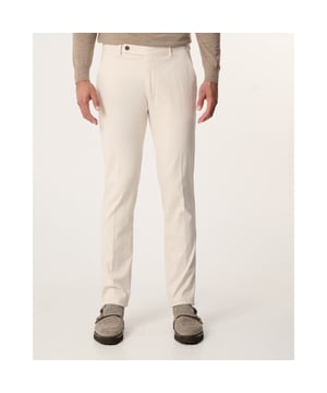 
Berwich Chino combineert stijl en comfort met een regular fit, ecru kleur en steek- en paspelzakken. Gemaakt van 61% katoen, 36% lyocell en 3% elastaan, biedt deze chino flexibiliteit en een effen patroon. De sluiting met knoop en rits maakt het helemaal af. Berwich richt zich op vakmanschap en tijdloze elegantie, wat in iedere collectie naar voren komt.