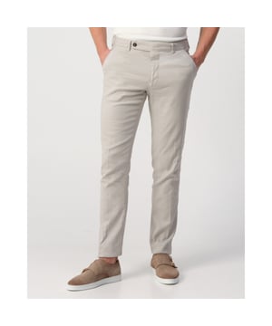 
Berwich Chino is de ideale keuze met zijn lichte grijze uitstraling en comfortabele pasvorm. Deze effen broek heeft handige steekzakken voor en paspelzakken achter, en sluit met een knoop en rits. Gemaakt van een mix van linnen, katoen en elastaan, biedt het de perfecte stretch. Berwich staat bekend om zijn verfijnde en kwalitatieve ontwerpen die elegantie en comfort combineren.