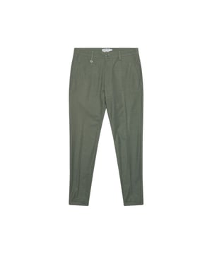 
De Trousers ASHE Super Skinny Fit van Antony Morato is een elegante toevoeging aan je kledingkast. De broek is makkelijk te combineren met andere items en hij heeft een strakkere pasvorm. Materiaal: 96% polyester en 4% elastaanPasvorm: Skinny fitWasvoorschrift: StomerijOns model draagt maat 32