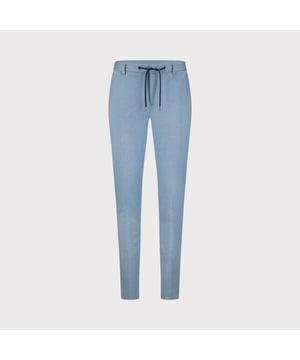 
Blijf altijd voorop lopen met deze stijlvolle comfort chino, ontworpen voor een moeiteloze pasvorm en ultiem draagcomfort. Het aansnoerkoord zorgt voor een persoonlijke fit, terwijl de hoogwaardige, ademende stof maximale bewegingsvrijheid biedt.
<ul>
	<li>Comfort chino met aansnoerkoord</li>
	<li>Hoogwaardige, ademende stof voor maximaal draagcomfort</li>
	<li>Ideaal te combineren met een overhemd, colbert, polo of trui </li>
	<li>Geschikt voor zowel werk als vrije tijd</li>
</ul>