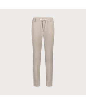 
Blijf altijd voorop lopen met de stijlvolle comfort chino met subtiel ruitmotief. De lichte, ademende stof zorgt voor optimaal draagcomfort, terwijl de tijdloze uitstraling deze chino geschikt maakt voor zowel werk als vrije tijd. Dankzij het aansnoerkoord krijgt de broek een perfecte pasvorm en is hij eenvoudig te combineren met verschillende outfits.
<ul>
	<li>Comfort chino met subtiel ruitmotief </li>
	<li>Aansnoerkoord voor een verstelbare taille </li>
	<li>Ademend en comfortabel materiaal </li>
	<li>Perfect voor werk en weekenden </li>
	<li>Stijlvol te combineren met een overhemd, colbert, polo of trui</li>
</ul>