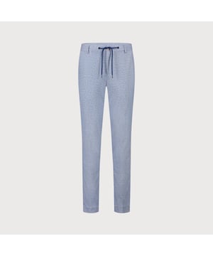 
Blijf altijd voorop lopen met de stijlvolle comfort chino met subtiel ruitmotief. De lichte, ademende stof zorgt voor optimaal draagcomfort, terwijl de tijdloze uitstraling deze chino geschikt maakt voor zowel werk als vrije tijd. Dankzij het aansnoerkoord krijgt de broek een perfecte pasvorm en is hij eenvoudig te combineren met verschillende outfits.
<ul>
	<li>Comfort chino met subtiel ruitmotief </li>
	<li>Aansnoerkoord voor een verstelbare taille </li>
	<li>Ademend en comfortabel materiaal </li>
	<li>Perfect voor werk en weekenden </li>
	<li>Stijlvol te combineren met een overhemd, colbert, polo of trui</li>
</ul>