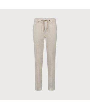 
Blijf voorop lopen met de Perfect Fit Piqué Chino – een stijlvolle en comfortabele essential voor mannen die kiezen voor kwaliteit en een moderne uitstraling. Deze chino is gemaakt van luxe piqué-stof en heeft een perfecte pasvorm die moeiteloos aansluit op iedere outfit.
<ul>
	<li>Gemaakt van ademende en licht gestructureerde piqué-stof Perfect fit: slim-fit model voor een gestroomlijnde look</li>
	<li>Ideaal voor zowel werk als weekenden </li>
	<li>Klassieke tailleband met riemlussen en verstelbaar trekkoord </li>
	<li>Voorzien van steekzakken voor een praktische en elegante afwerking </li>
	<li>Geschikt voor zowel zakelijke als casual outfits</li>
</ul>