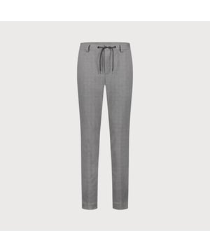 
Blijf altijd voorop lopen met deze stijlvolle comfort chino, ontworpen voor een moeiteloze pasvorm en ultiem draagcomfort. Het aansnoerkoord zorgt voor een persoonlijke fit, terwijl de hoogwaardige, ademende stof maximale bewegingsvrijheid biedt.
<ul>
	<li>Comfort chino met aansnoerkoord</li>
	<li>Hoogwaardige, ademende stof voor maximaal draagcomfort</li>
	<li>Ideaal te combineren met een overhemd, colbert, polo of trui </li>
	<li>Geschikt voor zowel werk als vrije tijd</li>
</ul>