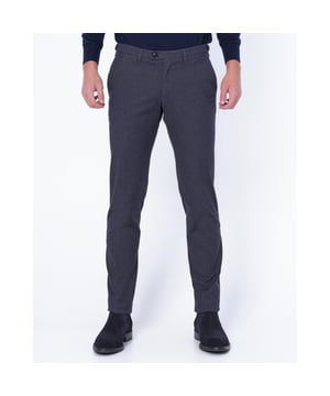 
Getailleerde chino met smalle pasvorm van het merk Drykorn. De chino bestaat uit 75% polyester, 22% polyester en 3% elastaan, dit zorgt voor een optimaal draagcomfort. De broek heeft een mooie stof, wat een luxe uitstraling geeft. De achterzakken zijn gesloten door middel van een paspelzak met een knoop. - Over het merk: Drykorn vertaalt de laatste trends naar hun eigen persoonlijkheid en creëert zo telkens een unieke collectie. De slogan van het merk is dan ook ‘Drykorn for beautiful people’.