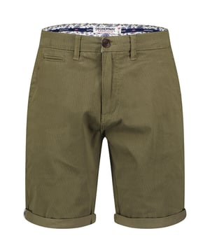 
<p>Chino shorts heren | Geographical Norway | Pacome</p>
<p>Chino korte broek heren voor de zomer van het Moda Italia merk Geographical Norway. De chino bermuda is gemaakt van lichte stretch stof. Dit geeft een comfortabel draaggevoel. De chino short is casual met een elegant tintje. Ook kun je de chino korte broek voor heren goed combineren op je outfit met een overhemd korte mouw, polo of een T-shirt.</p>
<p>Samenstelling: 98% katoen, 2% Lycra elastan<br />
Kleur: Kaki<br />
Pasvorm: Normal Fit</p>