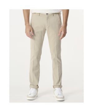 
- Over het Merk: Mason's is een Italiaans kledingmerk dat in 1974 werd opgericht door de familie Mason. Het merk staat bekend om zijn klassieke en tijdloze ontwerpen. De kleding van Mason's is gemaakt van hoogwaardige materialen, zoals katoen, wol en leer. Het merk biedt een breed scala aan items aan, waaronder kleding, accessoires en woonaccessoires. De ontwerpen van Mason's zijn vaak geïnspireerd door de klassieke Italiaanse mode. Het merk gebruikt klassieke stijlelementen, zoals nette pasvormen, elegante kleuren en iconische logo's, om een ​​klassieke en tijdloze uitstraling te creëren.