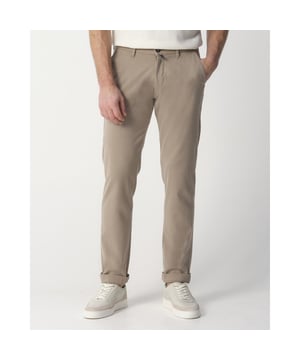 
Pierre Cardin Chino, een slimme keuze voor iedere gelegenheid. Deze grijze broek combineert een comfortabele pasvorm met stijl. Met steekzakken en een ritssluiting biedt het draaggemak en functionaliteit. Gemaakt van 60% katoen, 37% polyester en 3% elastaan, is het duurzaam en biedt het bewegingsvrijheid. Pierre Cardin staat voor kwaliteit en een tijdloze uitstraling, waardoor je altijd goed voor de dag komt. - Over het merk: Het merk Pierre Cardin is stijlvol, eigentijds en straalt klasse uit. De collecties zorgen ervoor dat je voor elke gelegenheid een passende outfit kunt vinden!