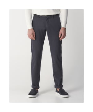 
Pierre Cardin Chino biedt de perfecte balans tussen stijl en comfort. Deze antracietkleurige chino is gemaakt van 60% katoen, 37% polyester en 3% elastaan voor optimale bewegingsvrijheid. Met een ritssluiting, steekzakken en een moderne pasvorm, is het een veelzijdig kledingstuk. Pierre Cardin staat voor elegant ontwerp en hoogwaardige materialen, waardoor je altijd goed gekleed voor de dag komt. - Over het merk: Het merk Pierre Cardin is stijlvol, eigentijds en straalt klasse uit. De collecties zorgen ervoor dat je voor elke gelegenheid een passende outfit kunt vinden!