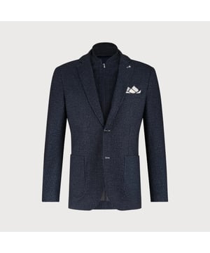
<p>Dit Blue Industry colbert is uitgevoerd in een slim fit pasvorm en gemaakt van een comfortabele stretch stof (polyester, katoen en elastane). Het mini ruitmotief geeft het colbert een verfijnd dessin. Voorzien van opgestikte zakken en een uitneembare inlay, waardoor het colbert zowel casual als meer formeel gedragen kan worden.</p>

<ul>
	<li>Slim fit pasvorm</li>
	<li>Mini ruitmotief</li>
	<li>Comfortabele stretch stof</li>
	<li>Opgestikte zakken</li>
	<li>Uitneembare inlay</li>
</ul>

<p>Een veelzijdig colbert dat eenvoudig te combineren is met een chino of jeans.</p>