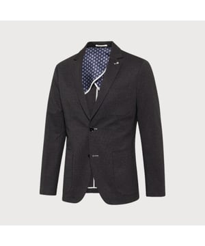 
Deze tijdloze colbert is de favoriete sneaker suit van onze klanten. De stof is speciaal geweven voor flexibiliteit & de perfecte draagcomfort. Veelzijdig te combineren. De favoriete sneaker suit van onze klanten Veelzijdig te combineren Speciale stof voor flexibiliteit & de perfecte draagcomfort Artikelnummer: JBIW20-M30 Model heeft een lengte van 189 cm en draagt maat 48