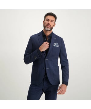 
Deze tijdloze colbert is de favoriete sneaker suit van onze klanten. De stof is speciaal geweven voor flexibiliteit & de perfecte draagcomfort. Veelzijdig te combineren. De favoriete sneaker suit van onze klanten Veelzijdig te combineren Speciale stof voor flexibiliteit & de perfecte draagcomfort Artikelnummer: JBIW20-M30 Model heeft een lengte van 189 cm en draagt maat 48