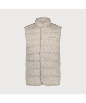 
De gedessineerde bodywarmer is een onmisbaar item in de garderobe van elke modebewuste man. Met zijn relaxed fit pasvorm biedt deze bodywarmer niet alleen comfort, maar ook een stijlvolle uitstraling.<br>
Vervaardigd uit hoogwaardige jersey kwaliteit, garandeert het een aangenaam draaggevoel gedurende de hele dag.<br>
De gestepte en gedessineerde afwerking voegt een unieke touch toe, terwijl de knoopsluiting zorgt voor praktische elegantie. Of je nu gaat voor een casual look of een meer geklede outfit, deze bodywarmer is de perfecte toevoeging.<br>
 
<ul>
	<li>Relaxed fit voor optimaal comfort</li>
	<li>Hoogwaardige jersey kwaliteit voor duurzaamheid</li>
	<li>Gestikt en gedessineerd design voor een unieke uitstraling</li>
</ul>