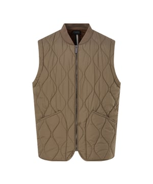 
Bugatti clothing Bodywarmer is je nieuwe favoriet voor een stijlvolle look. Deze beige bodywarmer is waterafstotend en heeft een moderne constructie met een rechte rits, handige zakken en een opstaande kraag. Perfect voor wisselvallig weer. Bugatti clothing staat bekend om zijn tijdloze ontwerpen en kwaliteitsmaterialen, gericht op comfort en stijl. Ontdek de perfecte balans tussen functionaliteit en mode met Bugatti. - Over het merk: Bugatti is de perfecte mix van modern, klassiek en sportief. De beste materialen worden verwerkt met de nieuwste standaardtechnologieën om de Bugatti pasvorm te verzekeren.