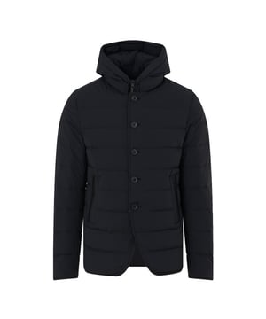 
De Duno Master Bodywarmer in donkerblauw combineert stijl met functionaliteit. Gemaakt met een waterafstotende stof, biedt deze bodywarmer bescherming tegen lichte regenbuien. De strakke sluiting en handige zakken maken het een praktische keuze. Met zijn minimalistische design voegt het een moderne touch toe aan elke outfit. Duno staat voor verfijning en kwaliteit, en richt zich op het creëren van tijdloze kledingstukken voor de modebewuste man.