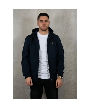 
De Lyle & Scott Mesh Back Softshell Jas voor heren is een praktische jas die makkelijk is te combineren met andere kledingstukken, perfect voor een wat frissere dag.  Materiaal: 100% organisch katoenPasvorm: Valt normaalWasvoorschrift: 30 graden in de wasmachine | Niet in de drogerOns model draagt maat L 