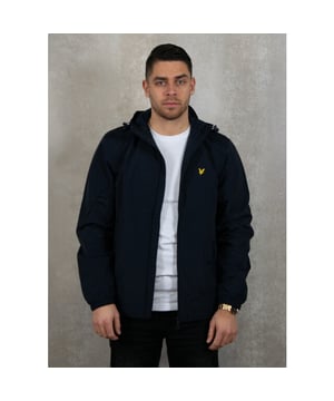 
De Lyle & Scott Mesh Back Softshell Jas voor heren is een praktische jas die makkelijk is te combineren met andere kledingstukken, perfect voor een wat frissere dag.  Materiaal: 100% organisch katoenPasvorm: Valt normaalWasvoorschrift: 30 graden in de wasmachine | Niet in de drogerOns model draagt maat L