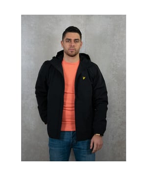 
De Lyle & Scott Mesh Back Softshell Jas voor heren is een praktische jas die makkelijk is te combineren met andere kledingstukken, perfect voor een wat frissere dag.  Materiaal: 100% organisch katoenPasvorm: Valt normaalWasvoorschrift: 30 graden in de wasmachine | Niet in de drogerOns model draagt maat L