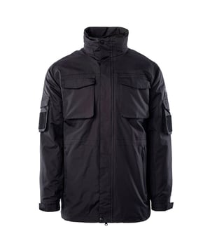 
Materiaal: 100% nylon. Stof: Softshell. Ontwerp: Logo. Stof Technologie: Ademend, Lichtgewicht, Waterdicht, Winddicht. Manchet: Verstelbaar. Halslijn: Kapitein. Mouwtype: Met lange mouwen. Ontluchtingsgaten. Kenmerken kap: Verborgen kap. Zakken: 2 Cargozakken, Ritssluiting, 2 Borstzakken, Klepsluiting, 2 Armzakken, ID. Sluiting: Volledige rits, Stormflap, Stud. 3000g/m²/24hrs. Waterdichtheid: 2000mm. Denier: 320D.