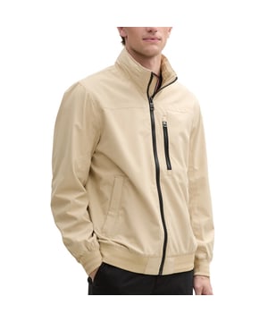 
<p>Heren blouson jack van Tom Tailor. Deze korte zomerjas heeft een staande kraag voorzien van een capuchon en een aansluitende elastische boord.</p>
<ul>
<li>Regular fit</li>
<li>2 Steekzakken</li>
<li>1 Binnenzak</li>
<li>Borstzakje</li>
<li>100% Polyester (gerecycled)</li>
</ul


</p>