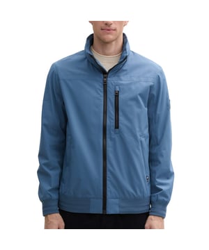 
<p>Heren blouson jack van Tom Tailor. Deze korte zomerjas heeft een staande kraag voorzien van een capuchon en een aansluitende elastische boord.</p>
<ul>
<li>Regular fit</li>
<li>2 Steekzakken</li>
<li>1 Binnenzak</li>
<li>Borstzakje</li>
<li>100% Polyester (gerecycled)</li>
</ul


</p>