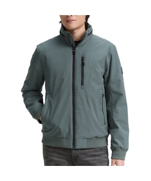
<p>Tussenjas van Tom Tailor met elastische boorden gemaakt van een waterafstotende stof. In de kraag is een capuchon verwerkt.</p>
<ul>
<li>Regular fit</li>
<li>2 Steekzakken (Ritssluiting)</li>
<li>1 Binnenzak (Ritssluiting)</li>
<li>100% Polyester</li>
</ul>