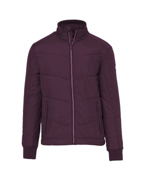 
De Campbell Gewatteerde jas houdt je warm met zijn stijlvolle ontwerp in Tawny Port. Deze waterafstotende jas, gemaakt van 100% polyester, biedt comfort en een sportieve look met een opstaande kraag en handige zakken. Campbell staat voor kwaliteit en eigentijdse mode, ideaal om je garderobe te vernieuwen. - Over het merk: De herenkleding van Campbell is klassiek met een moderne twist voor een doelgroep die vol van het leven geniet. Campbell heeft warme trendkleuren, prints en materialen in het assortiment. De comfortabele pasvorm van de kledingstukken biedt een heerlijk draagcomfort en voldoende bewegingsruimte. Ieder kledingstuk van Campbell wordt gemaakt van hoogwaardige stoffen en is perfect afgewerkt.