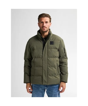 
Stoer en functioneel deze army green jas van Petrol is een echte eyecatcher voor het seizoen. Gemaakt van 100% polyester, waardoor hij licht, comfortabel en onderhoudsvriendelijk is. De tijdloze kleur geeft je look een robuuste, casual uitstraling en laat zich moeiteloos combineren met jeans of een chino. Ideaal voor dagelijks gebruik én voor een stijlvol stoere vibe.