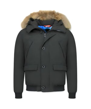 
Dit is een korte bomber winterjas voor heren in het zwart. De bomber is een lekkere warme jas die goed afsluit op uw lichaam, de perfecte jas om lekker warm en stijlvol de winter door te komen. - <p><strong>Productinformatie:</strong></p>
<ul>
<li>Heren bomber winterjas</li>
<li>Heeft een mooie bontkraag</li>
<li>Heeft een stijlvolle zwarte kleur</li>
<li>Gemakkelijk met andere outfits te combineren</li>
<li>Comfortabel en warm model, perfect voor de winter</li>
<li>kort model met een regular fit pasvorm</li>
<li>Het materiaal bestaat uit 100% polyester</li>
<li>De voering bestaat uit 70% polyester 30% katoen</li>
<li>Heeft een rits met knopen als sluiting</li>
<li>Het model heeft 4 jaszakken en 1 binnenzakken</li>
<li>De capuchon is niet afritsbaar</li>
<li>De bontkraag is wel afritsbaar</li>
<li>Breng hem naar de stomerij voor een maximale levensduur</li>
<li>Kan ook gewassen worden op 30 graden</li>
</ul>
<p>Verkrijgbaar in de maten  S – M – L – XL – XXL – XXXL<br