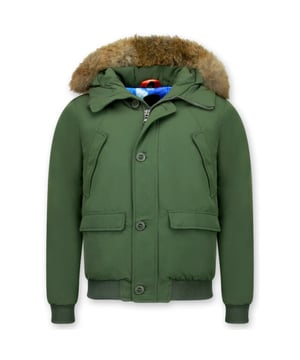 
Deze korte winterjas voor heren is in het groen. De kleur groen straalt rust uit in iedere outfit en is dus makkelijk te matchen. Verder heeft deze jas een heerlijk warme voering en sluit hij goed aan op uw lichaam voor een lekkere warme winter. - <p><strong>Productinformatie:</strong></p>
<ul>
<li>Heren winterjas kort</li>
<li>Heeft een mooie bontkraag</li>
<li>Heeft een natuurlijke groene kleur</li>
<li>Gemakkelijk met andere outfits te combineren</li>
<li>Comfortabel en warm model, perfect voor de winter</li>
<li>kort model met een regular fit pasvorm</li>
<li>Het materiaal bestaat uit 100% polyester</li>
<li>De voering bestaat uit 70% polyester 30% katoen</li>
<li>Heeft een rits met knopen als sluiting</li>
<li>Het model heeft 4 jaszakken en 1 binnenzakken</li>
<li>De capuchon is niet afritsbaar</li>
<li>De bontkraag is wel afritsbaar</li>
<li>Breng hem naar de stomerij voor een maximale levensduur</li>
<li>Kan ook gewassen worden op 30