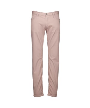 
Ontmoet jouw nieuwe favoriete broek: de Jeans Oud Rose 4507 1764 van Alberto. Deze broek pronkt met een subtiele en verfijnde oudroze kleur die moeiteloos combineert met jouw dagelijkse garderobe. Gemaakt van hoogwaardig katoen, biedt deze broek je niet alleen stijl maar ook comfort dat de hele dag aanhoudt. Met een klassieke ritssluiting en knoop, zorgt de broek voor een probleemloze pasvorm die gemakkelijk aan te passen is. De praktische zakken aan zowel voor- als achterzijde voegen functionaliteit toe zonder afbreuk te doen aan het slanke design. Het effen dessin houdt de look schoon en veelzijdig, terwijl de nette afwerking getuigt van Alberto's aandacht voor detail. Deze jeans is niet alleen een kledingstuk; het is een uiting van persoonlijke stijl. Of je nu gaat voor een casual uitstraling met een t-shirt en sneakers of het wat formeler aanpakt met een blazer, deze broek kan het allemaal aan. Ervaar zelf de veelzijdigheid en het comfort van deze Alberto jeans en maak hem een