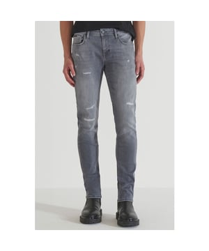 
De Ozzy Tapered Fit In Power Stretch is een lekkere jeans voor de casual look. De grijze jeans heeft een destroyed look en is dus ideaal voor je streetwear outfits.Materiaal: 93% katoen, 5% elastaan en 2% elastaanPasvorm: Tapered fitWasvoorschrift: 40 graden in de wasmachine | Niet in de droger