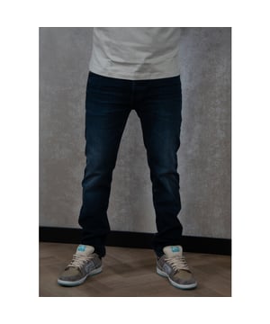 
De Delaware Bo jeans van BOSS is een jeans die comfortabel zit, gemaakt van zacht denim. De regular-rise jeans heeft een slimfit pasvorm, zijzakken en achterzakken. Materiaal: 82% katoen, 16% polyester en 2% elastaanPasvorm: Slim Fit Wasvoorschrift: 30 graden in de wasmachine | Niet in de drogerOns model draagt maat 31