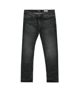 
De zwarte Guard Loose-Fit Jeans van Cars Jeans biedt niet alleen tijdloze stijl en een ontspannen pasvorm, maar is ook vervaardigd uit 98% katoen en 2% elastaan. Deze jeans zorgt voor een zacht en ademend gevoel, waardoor je de hele dag door comfortabel blijft. Of je nu onderweg bent of ontspant, deze jeans is de perfecte keuze voor diegenen die duurzaamheid en comfort hoog in het vaandel dragen. Kies uit verschillende kleuren en wassingen om je persoonlijke stijl te accentueren met de Guard Loose-Fit Jeans.