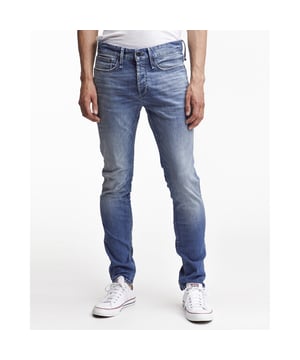 
- Over het Merk: Denham is een in Nederland opgericht denimmerk dat in 2008 werd opgericht door Engelse jeanmaker Jason Denham. Het merk staat bekend om zijn unieke en eigenzinnige ontwerpen. De kleding van Denham is gemaakt van hoogwaardige materialen, zoals denim, katoen en wol. Het merk biedt een breed scala aan items aan, waaronder jeans, jassen, broeken, truien, overhemden en accessoires. De ontwerpen van Denham zijn vaak geïnspireerd door de Amerikaanse en Japanse denimcultuur. Het merk gebruikt unieke stijlelementen, zoals contrasterende stiksels, vintage wash en oversize pasvormen, om een unieke en eigenzinnige uitstraling te creëren.