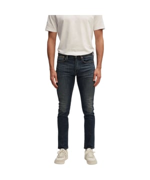 
Razor AWD jeans van Denham is een authentieke comfortabele stretch denim met een donkere wassing en heeft een zachte ingedragen afwerking met lichte details. Het is een 5-pocket model jeans met knoopsluiting.