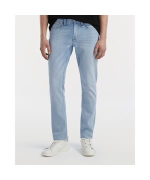 
- Over het Merk: Denham is een in Nederland opgericht denimmerk dat in 2008 werd opgericht door Engelse jeanmaker Jason Denham. Het merk staat bekend om zijn unieke en eigenzinnige ontwerpen. De kleding van Denham is gemaakt van hoogwaardige materialen, zoals denim, katoen en wol. Het merk biedt een breed scala aan items aan, waaronder jeans, jassen, broeken, truien, overhemden en accessoires. De ontwerpen van Denham zijn vaak geïnspireerd door de Amerikaanse en Japanse denimcultuur. Het merk gebruikt unieke stijlelementen, zoals contrasterende stiksels, vintage wash en oversize pasvormen, om een unieke en eigenzinnige uitstraling te creëren.
