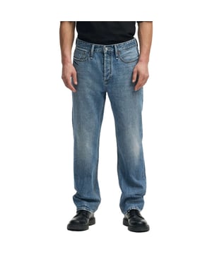 
Ontdek de Dagger Sw jeans van Denham, jouw nieuwe favoriete jeans voor elke gelegenheid. De medium blauwe stonewashed kleur geven een stoere uitstraling. Geniet van de relaxte pasvorm die perfect aansluit op een actieve levensstijl. Dagger heeft een normale taillehoogte met knopengulp. Met rechte pijpen geniet je van een stijlvolle flair en veel bewegingsvrijheid. Het zachte katoen voelt prettig aan op je huid, ideaal voor langdurig dragen. Combineer deze veelzijdige jeans met sneakers of boots voor een moeiteloze, modieuze look. Voeg deze jeans toe aan je collectie en ervaar het verschil in comfort en stijl.